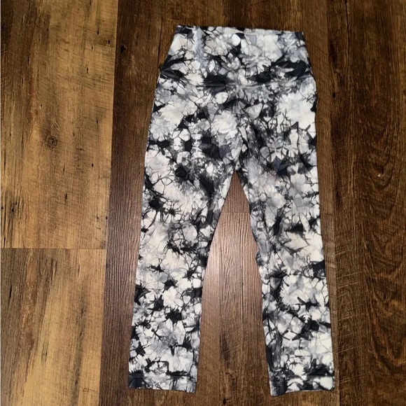 Lululemon Wunder Under Crop Hi-Rise *Full-On Luxtreme Dual Shibori 21" 4 - Picture 4 of 5